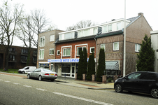 900890 Gezicht op de panden Amsterdamsestraatweg 811 (rechts) -815 (Autobedrijf De Witte Lantaarn) te Utrecht.